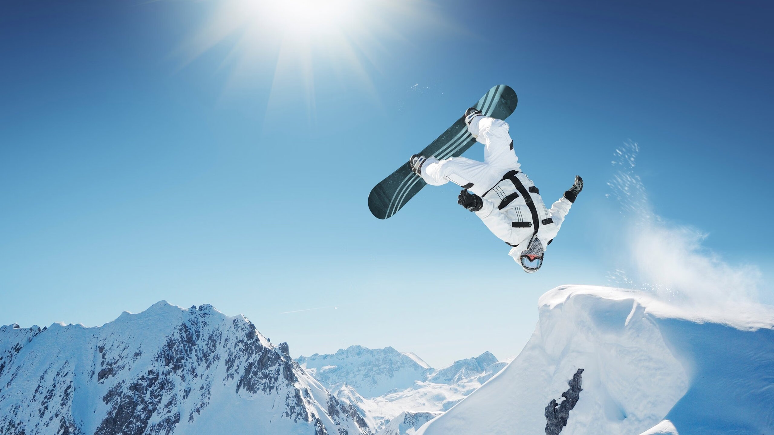 F1新赛季揭幕战之夜,莱奥关键战不手软,当赛道成为命运沙盘